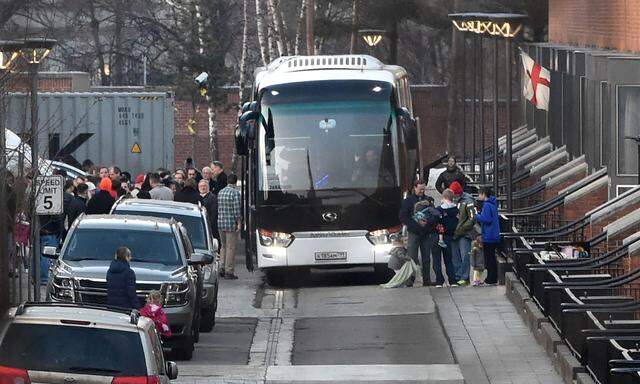 US-Diplomaten werden mit Bussen abgeholt.