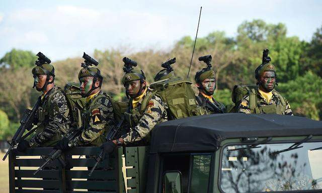 Philippinische Soldaten stehen im Kampf gegen Islamisten
