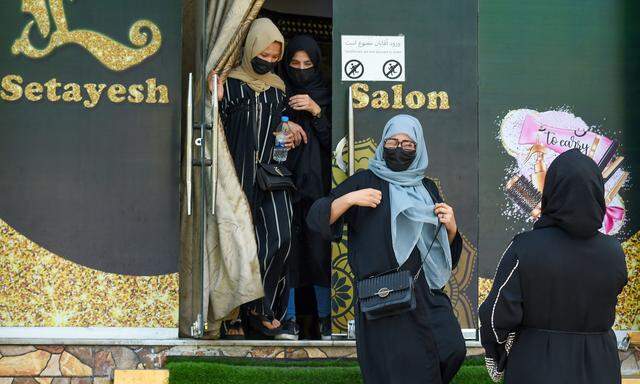 Frauen protestieren gegen Aus von Schönheitssalons. Sicherheitskräfte ragieren rigoros. 