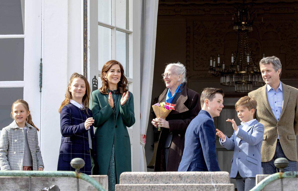 Königin Margrethe von Dänemark feierte am 16. April ihren 79. Geburtstag. Als brave Enkerl durften Prinz Christian, Prinzessin Isabella und die Zwillinge Prinz Vincent und Prinzessin Josephine bei den Feierlichkeiten natürlich nicht fehlen. 