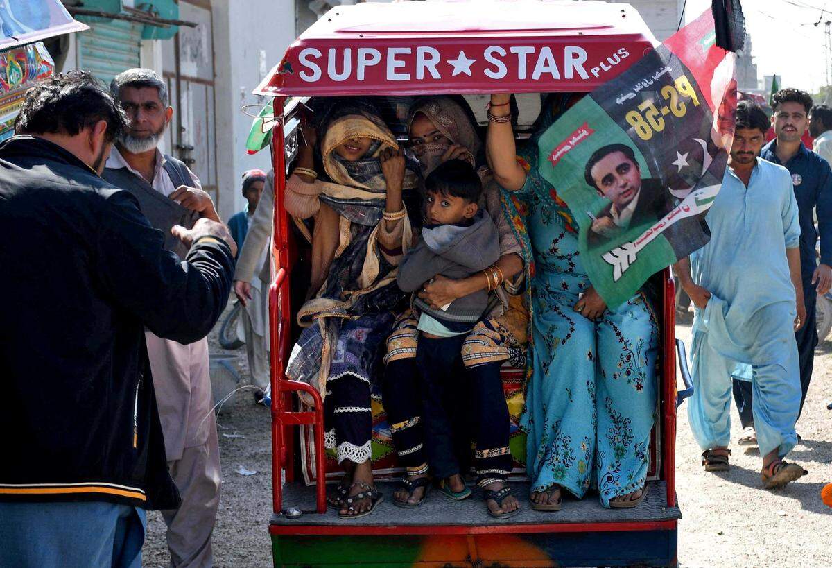 8. Februar. In Pakistan ist Wahltag. Diese Frau hatin Tando Allahyar soeben ihre STimme abgegeben. 