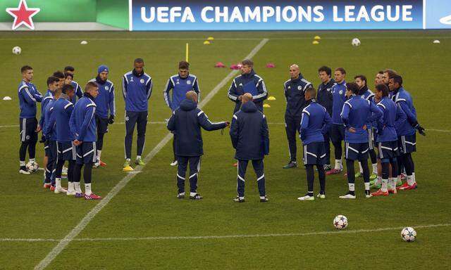 Schalke 04´s coach Di Matteo speaks to his players during a training session in Gelsenkirchen