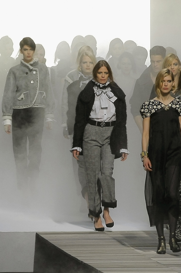 Lagerfeld schaffte mit seiner Chanel HW11/12 Kollektion ein düsteres Bild der Hoffnungslosigkeit und Depression. Die Models defilierten in einer Staubwolke.