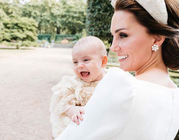 Der Kensington-Palast hat in der Nacht zum 13. Juli offizielle Fotos von der Taufe von Prinz Louis veröffentlicht. Eines der Bilder zeigt Herzogin Kate (36) alleine mit ihrem wenige Monate alten Sohn auf dem Arm im Freien.