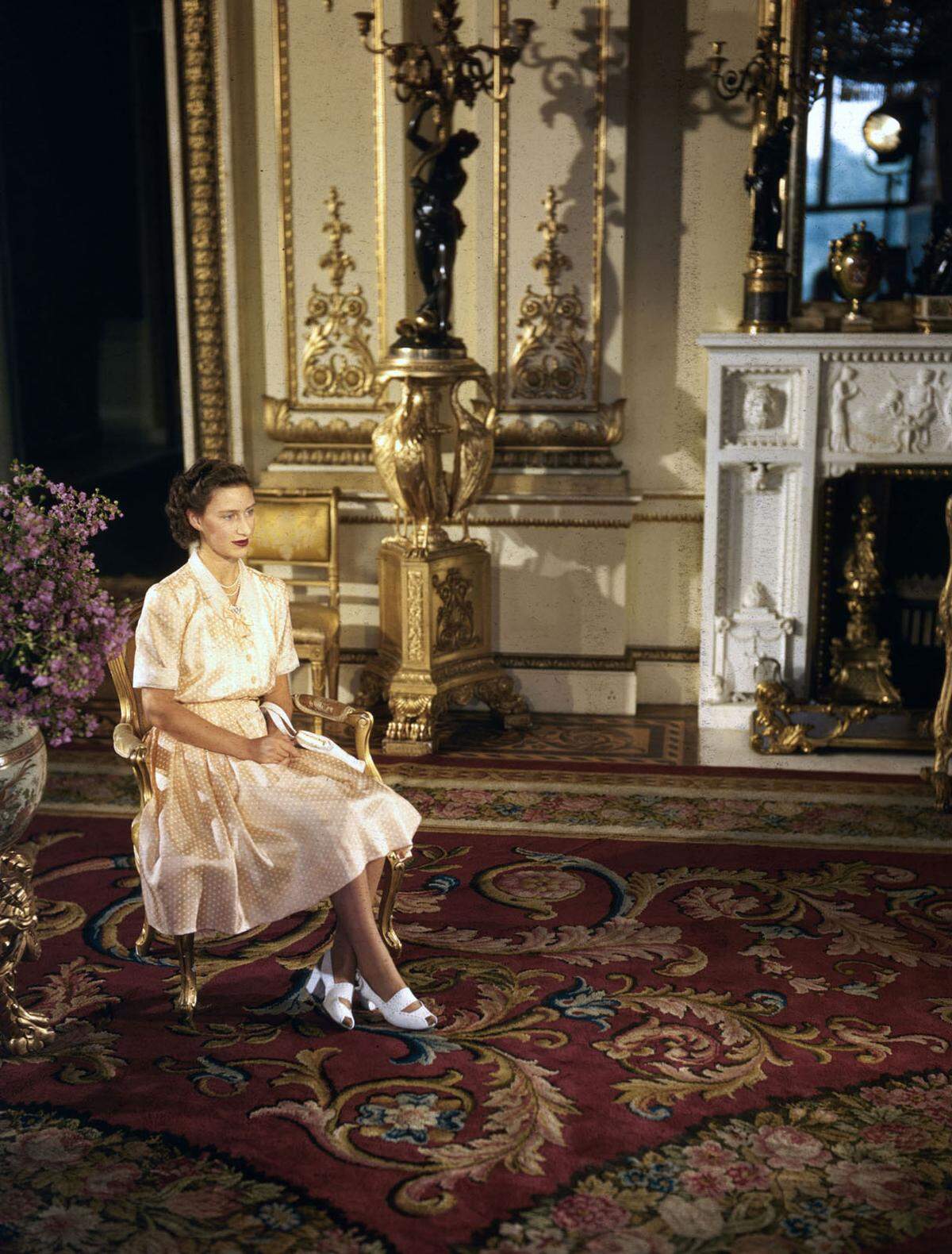 Prinzessin Margaret war eine Modeikone ihrer Zeit. Anders als ihre ältere Schwester favorisierte sie etwa die glamourösen "New Look"-Roben von Dior um ihre Sanduhrfigur zu betonen. Sie setzte auf große Sonnenbrillen und auffällige Hüte und Turbane. In den 1950er-Jahren war sogar die Bezeichnung "The Margaret Look" gängig. Im Bild: Prinzessin Margaret als 17-Jährige. Bei diesem Outfit dürfte sie selbst noch wenig Mitspracherecht gehabt haben.   