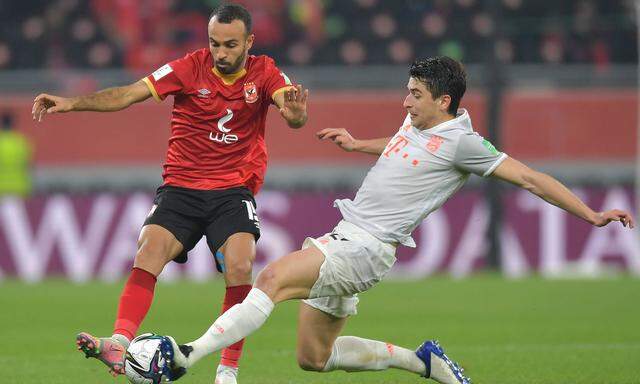 (210209) -- DOHA, Feb. 9, 2021 -- Marc Roca (R) of Bayern Munich vies with Mohamed Afsha of Al Ahly during the FIFA Clu
