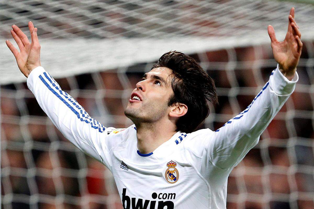 Diese eröffnet Kaka. 2009 schnappte Real Madrid dem AC Milan den brasilianischen Offensivgeist für 65 Millionen weg. 2013 kehrte er übrigens "ablösefrei" in die Modemetropole zurück...