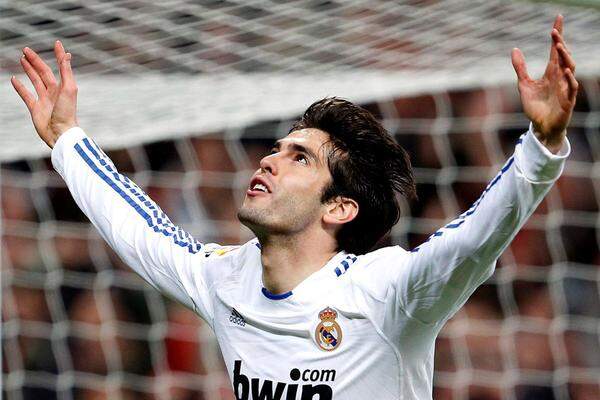 Diese eröffnet Kaka. 2009 schnappte Real Madrid dem AC Milan den brasilianischen Offensivgeist für 65 Millionen weg. 2013 kehrte er übrigens "ablösefrei" in die Modemetropole zurück...