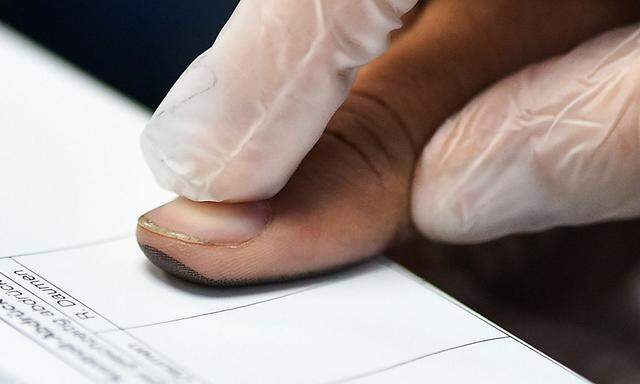 Flüchtlinge werden mit Fingerabdrücken registriert.