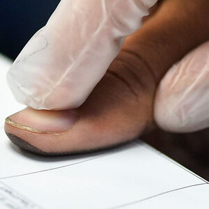 Flüchtlinge werden mit Fingerabdrücken registriert.