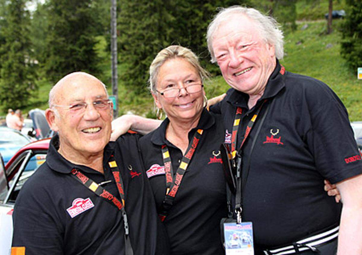 Die Promis gingen es eher gemütlich an. Rallye-Altstar Rauno Aaltonen (r.) kam auf Rang 23, Jochen Mass wurde 96., Sir Stirling Moss (l.) und seine Frau Suzie (m.) mussten sich mit Rang 150 begnügen.