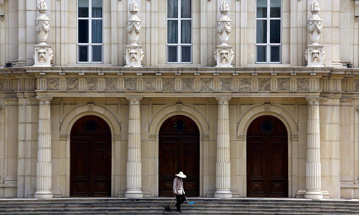 10.000 Fotos und Originalpläne soll der chinesische Millionär Zhang Yuchen verwendet haben, um das Château Maisons-Laffitte des französischen Barock-Architekten Francois Mansart in einem Pekinger Vorort nachzubauen. Das ließ er sich 50 Millionen Dollar kosten. Heute befindet sich in dem chinesischen Klon ein Hotel.  