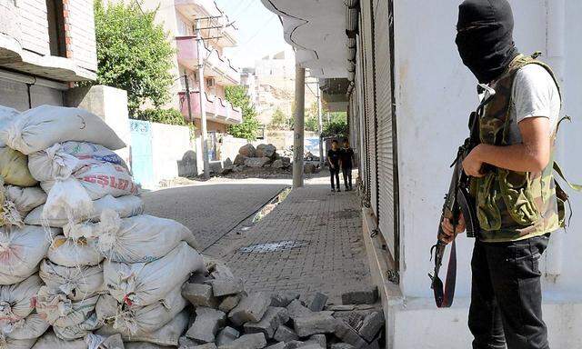 Ein kurdischer Kämpfer in der türkischen Stadt Cizre.