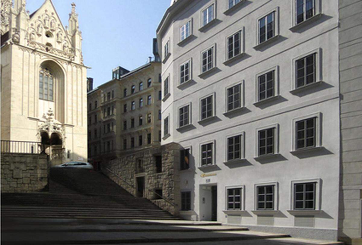 Der neue Flagship-Standort des Büroanbieters "Your Office" liegt mitten im historischen Stadtkern in Wien und gewährt einen freien Blick auf die gotische Kirche Maria am Gestade. Auf insgesamt 900 Quadratmetern bietet er Büros ab einer Größe von 16 Quadratmetern bis hin zum unverbauten Dachgeschoß mit 110 Quadratmetern Bürofläche.