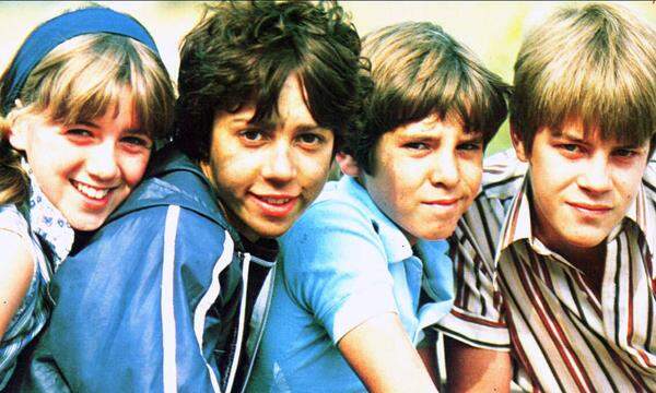 Die TV-Serie „Fünf Freunde“ (1978): Anne (Jennifer Thanisch), Georgina (Michelle Gallagher), Richard (Gary Russell) und Julian (Marcus Harris), hier ohne Hund Timmy.