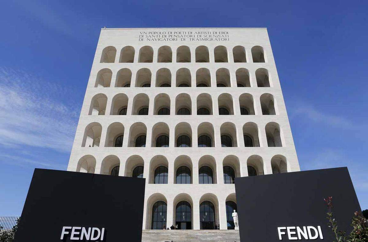 Das Gebäude war 1940 von Mussolini eingeweiht worden, wurde jedoch nie genutzt. Fendi finanzierte die im Oktober 2013 begonnene Restaurierung und darf jetzt die 16.000 Quadratmeter des Gebäudes nutzen. Hier wurden die Büros, Lager und Ateliers des Modehauses untergebracht.