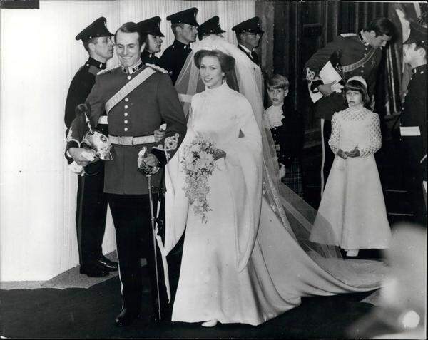 Trompetenärmel und eine hoher Kragen verliehen dem Brautkleid von Prinzessin Anne bei ihrer Hochzeit mit Mark Philipps in der Westminster Abbey etwas Mittelalterliches. Designt hatte das Kleid Maureen Baker.