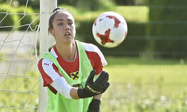 Am lautesten auf dem Platz ist: Manuela Zinsberger Die 21-Jährige hütet auch bei Bayern München das Tor.