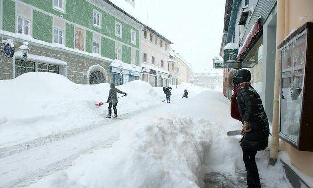 Schneeschaufeln in Mariazell