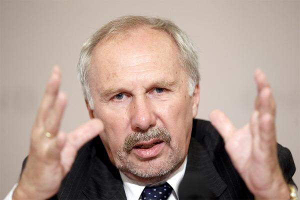 EZB-Rat Ewald Nowotny hat die Beschlüsse begrüßt. "Griechenland ist jetzt auf zehn Jahre vom Kapitalmarkt genommen worden". Damit würden die Chancen für eine tatsächliche Sanierung steigen. Mit der Involvierung der Privaten "konnte die politische Blockierung, die uns die ganze Zeit beschäftigt hat, beseitigt werden", so Nowotny. Jetzt liege die zentrale Verantwortung bei Griechenland selbst.