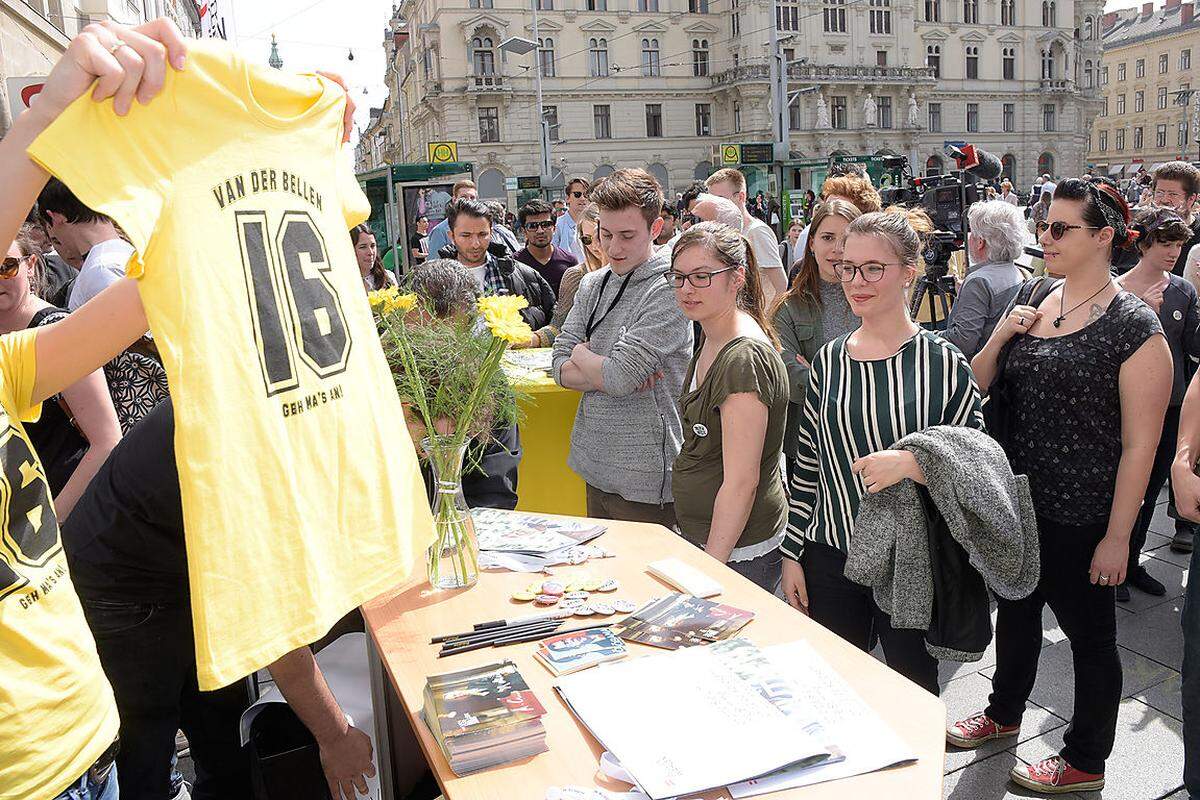 Das ändert sich dann später auf dem Grazer Hauptplatz. Die Grünen haben einen Stand aufgebaut. Viele Jugendliche sind da – wohl nicht ganz zufällig. Denn etliche tragen entsprechende Fan-T-Shirts mit den Aufschriften „Öbama“ (mit einem Van-der-Bellen-Konterfei) oder „Fan der Bellen“ oder „Professor Präsident“.