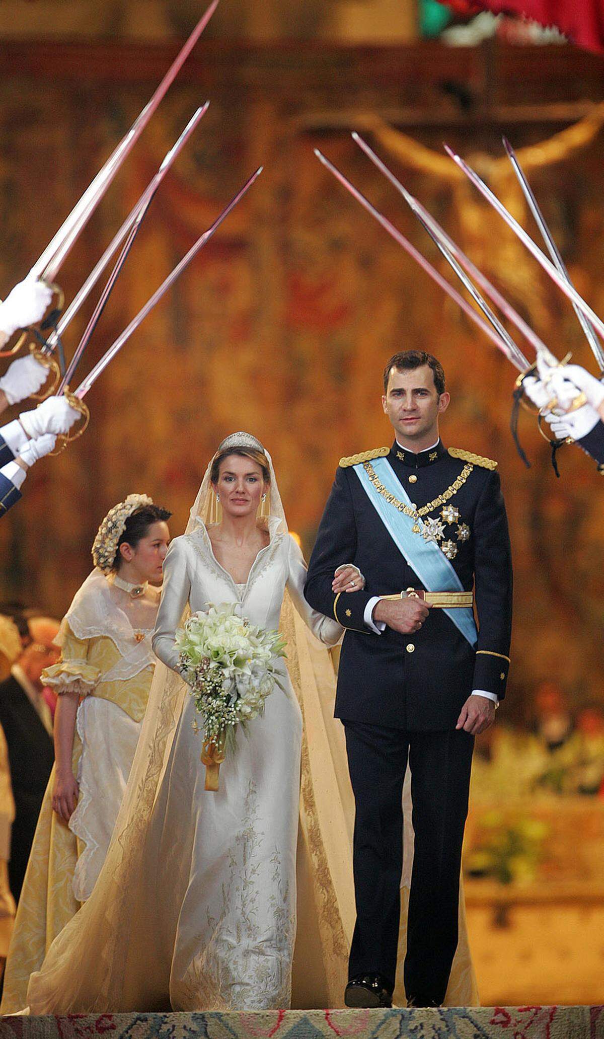 Weil sie bei ihrer ersten Ehe nur standesamtlich geheiratet hatte, stimmte die katholische Kirche einer Hochzeit mit Felipe in der Almudena-Kathedrale zu. Vor seiner Ehe mit Letizia wurden zwei seiner Freundinnen als "nicht standesgemäß" abgelehnt, darunter das norwegische Dessousmodel Eva Sannum.