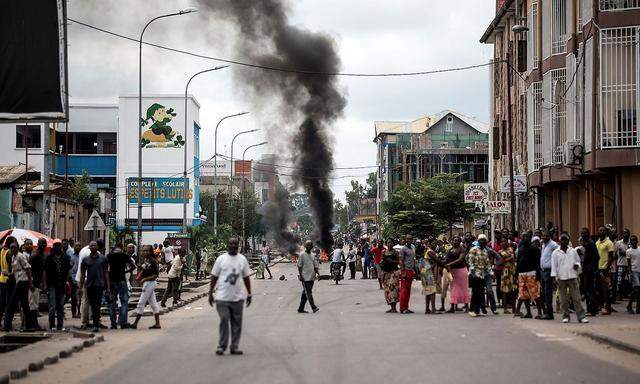 Brennende Reifen in Kinshasa
