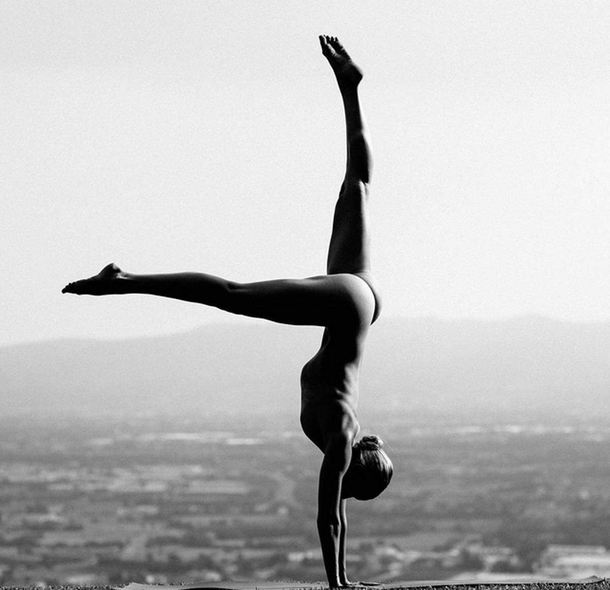 Der Instagram-Account der anonymen Yogini besticht nicht nur durch die als Akt fotografierten Yogaposen, sondern auch durch Tipps für die Yogapraxis sowie Lebensweisheiten.  Instagram/@nude_yogagirl  