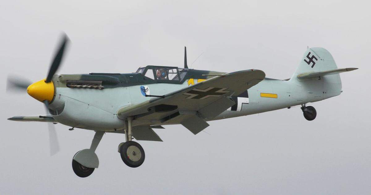 In Franco-Spanien erhielt dieser Me-109-Nachbau von Hispano-Suiza, Modell HA-1112M1Ls (sog. "Buchon" = "Kropftaube"), ab 1954 einen englischen Merlin-Motor mit 1185 PS, wie ihn die frühen Spitfires hatten. Diese Maschine des Imperial War Museum aus Duxford war in Spaniens Luftwaffe bis 1965 geflogen worden und trägt seit ihrem Mitwirken in dem bekannten Harry-Saltzman-Film "Luftschlacht um England" (1969) fiktive deutsche Markierungen.