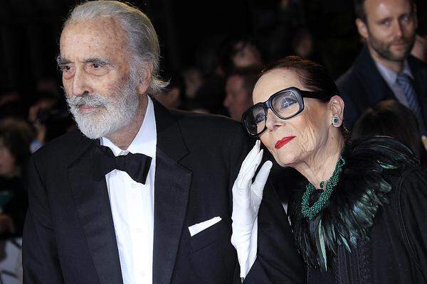 Auch Sir Christopher Lee und seine Ehefrau Birgit Kroencke ließen sich "Skyfall" nicht entgehen. Die Ticketpreise waren übrigens nicht schmal: Mindestens 100 Euro musste man hinblättern. Natürlich ging der Erlös an einen guten Zweck.