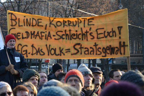 Für Aufregung sorgt ein Polizeieinsatz am Rande der Veranstaltung - und zwar gegen "Weltenwanderer" Gregor Sieböck, der von Schrems gemeinsam mit 20 Begleitern 160 Kilometer nach Wien wanderte – natürlich mit Waldviertler Schuhwerk ausgestattet. Vor der Protestkundgebung wollte er persönlich die FMA-Führung zu der Veranstaltung einladen, scheiterte aber am Sicherheitsdienst der Behörde. Sein Wanderstock sei als "Terrorwaffe" eingestuft worden.