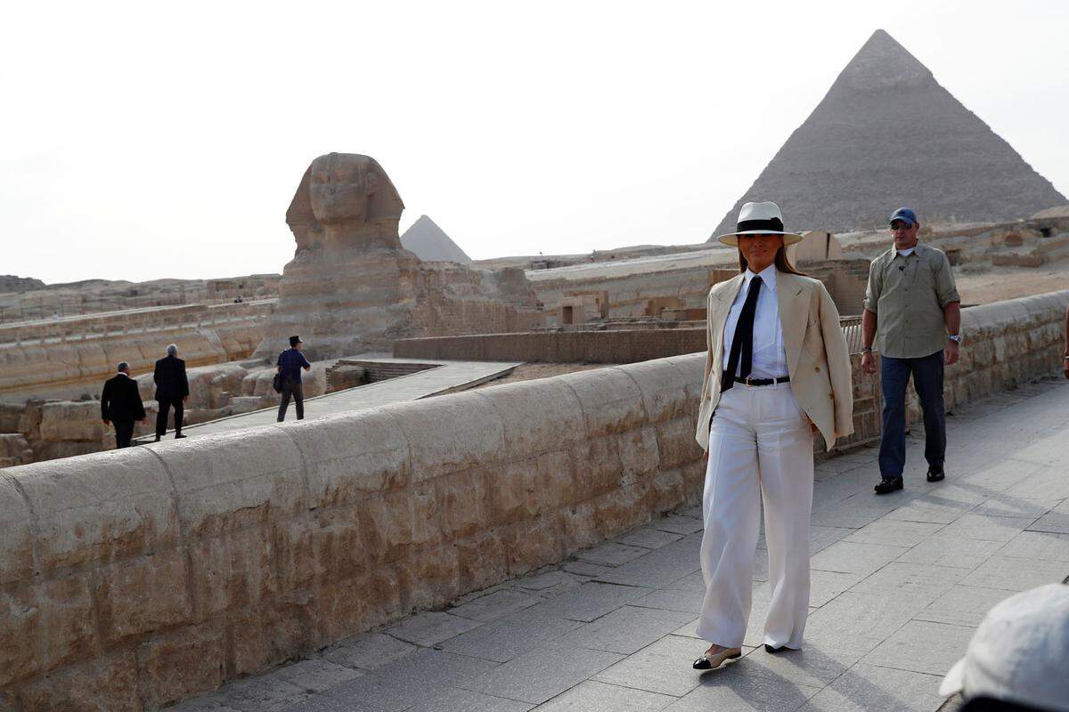 Eher zum Schmunzeln ist diese Outfit-Wahl: An Merly Streep im Film "Jenseits von Afrika" orientierte sich die First Lady beim Besuch der Pyramiden in Ägypten.