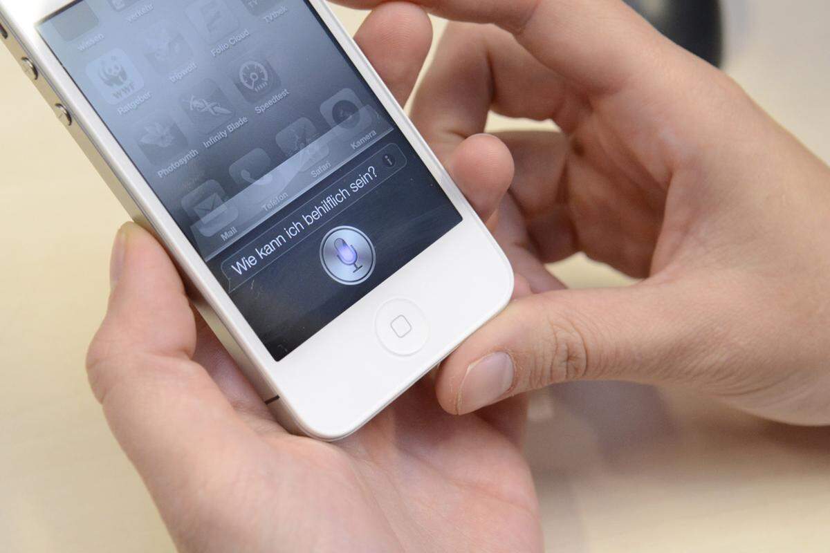 Während alle Software-Neuerungen mit iOS 5 auch auf dem iPhone 3GS und dem iPhone 4 Einzug gehalten haben (siehe unseren iOS-5-Test), weist das 4S noch eine exklusive Software-Neuerung auf. Siri ist ein persönlicher Aissistent, der Sprachbefehle entgegen nimmt. Das Programm befindet sich - untypisch für Apple - noch im Beta-Statium. Siri kann etwa Wecker stellen, das Wetter anzeigen oder SMS schreiben, stößt allerdings zum Beispiel bei Karten schnell an seine Grenzen. Auch witzige Frage-Antwort-Spiele wie nach dem Sinn des Lebens verlieren bald ihren Reiz. Einen ausführlichen Test von Siri finden Sie hier.