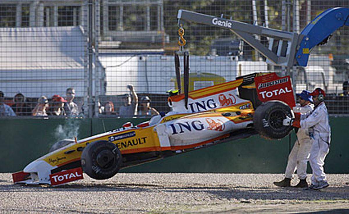 Barrichello profitierte auch von einer Safety-Car-Phase, als Kazuki Nakajima in der 18. Runde seinen Williams in die Mauer setzte. Der Brawn-Pilot nutzte die Zeit, um seinen beschädigten Heckflügel zu tauschen. Unmittelbar nach dem Ende der Safety-Car-Phase fiel Nelson Piquet jr aus (Bild).