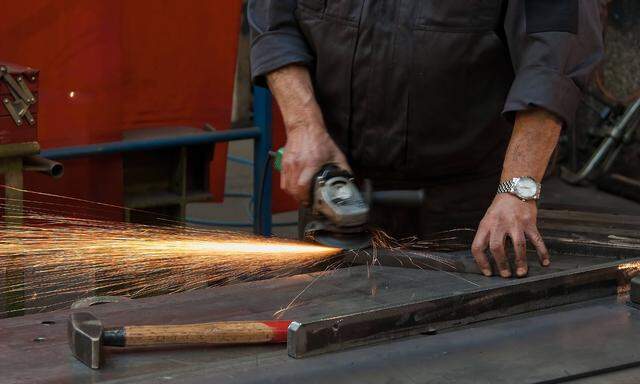 Arbeiter in der Metall Industrie mit Trennschleifer 