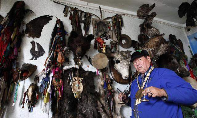 In gutem Kontakt mit den Geistern: Chef-Schamane Kara-ool Doptschun-ool, genannt Schwarzer Bär, in seiner Praxis in der tuwinischen Hauptstadt Kysyl.