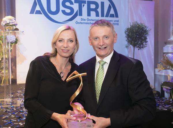 In der Kategorie Familie und Beruf überreichte Familienministerin Juliane Bogner-Strauß den Award an Georg Schöppl von den Österreichischen Bundesforsten.