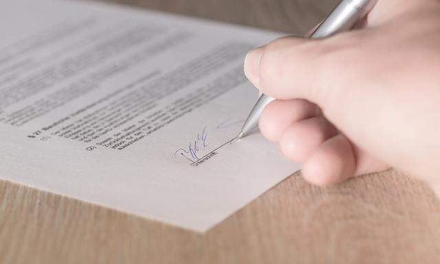 Unterzeichnung eines Mietvertrags.