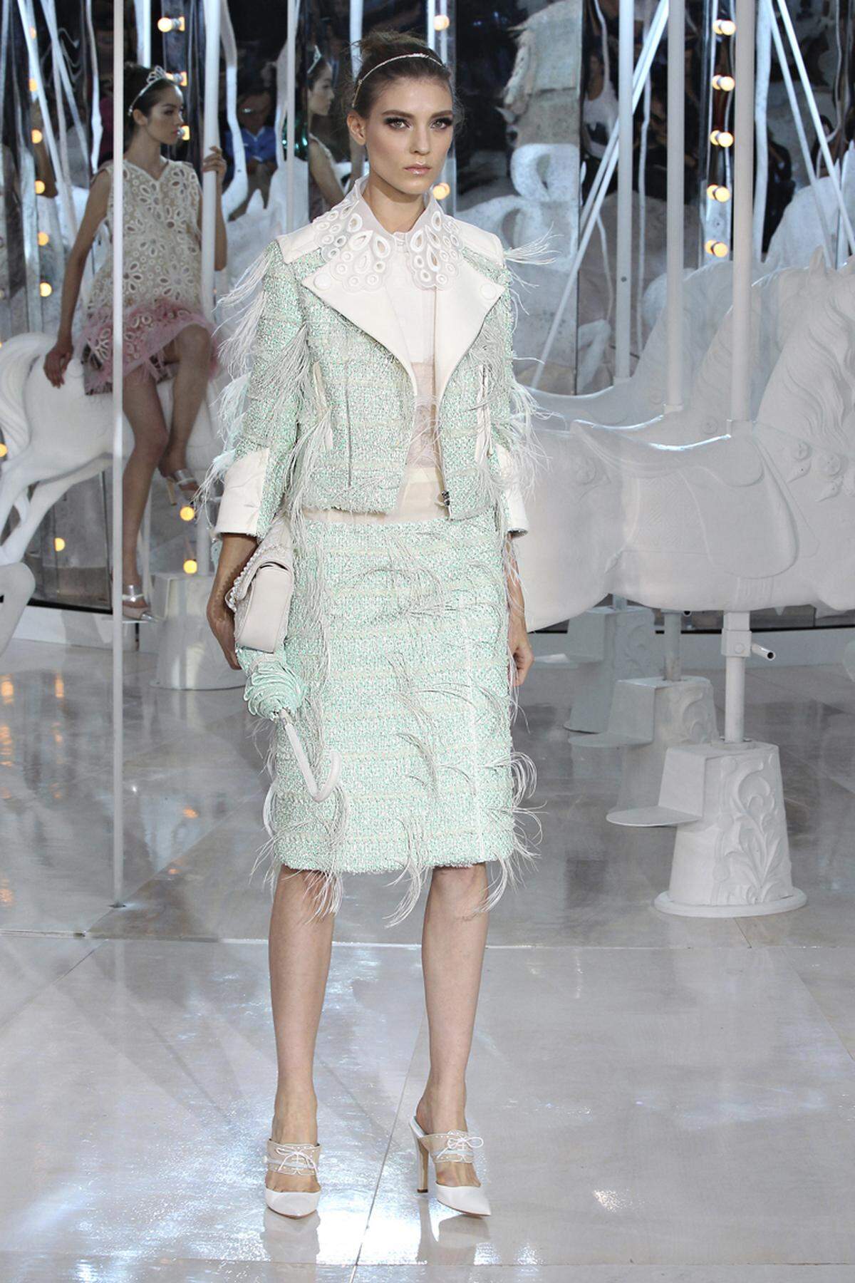 Ein Karussell aus Pastelltönen ist im Frühling und Sommer bei Louis Vuitton zu bewundern.