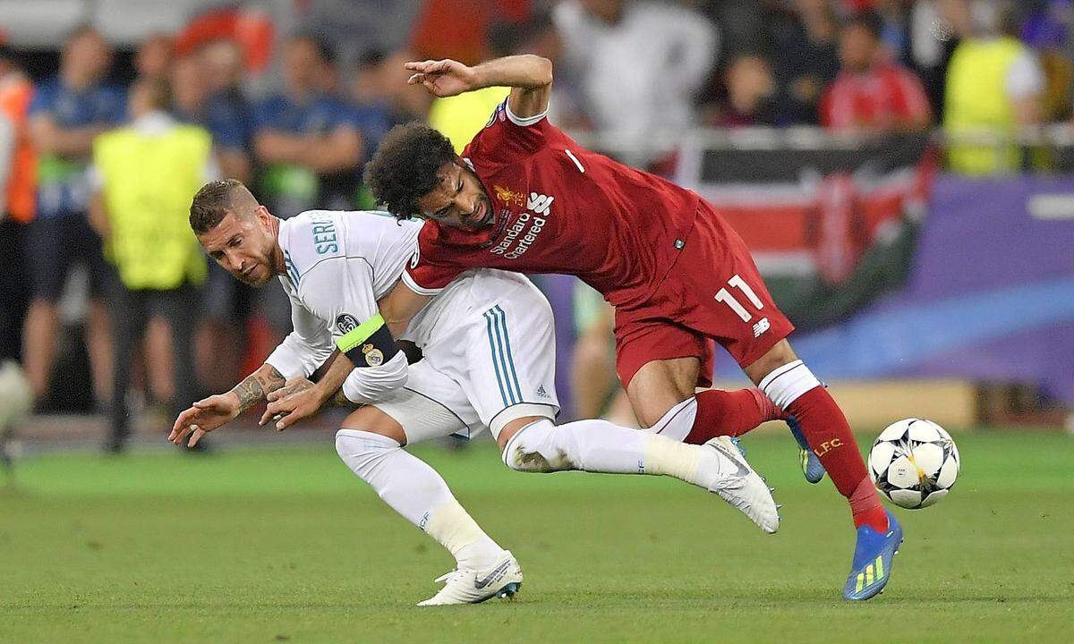 Ein folgenschwerer Zweikampf: Salah kugelte sich beim Aufprall die Schulter aus und konnte nicht mehr weitermachen.
