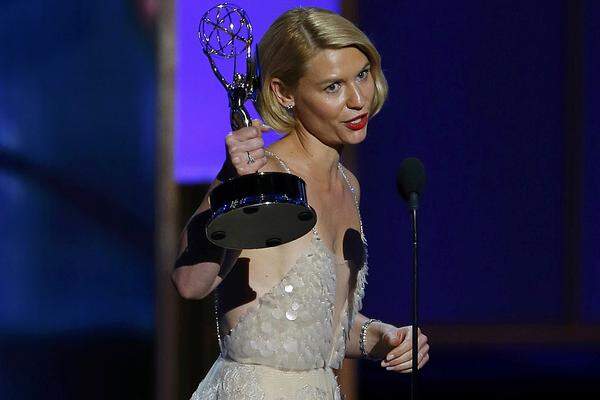 Beste Hauptdarstellerin wurde die Vorjahressiegerin: Claire Danes bekam den Emmy für ihre Darstellerin einer so labilen wie besessenen Geheimagentin in dem Terrorismus-Drama "Homeland".
