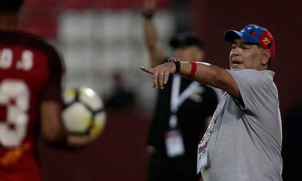 Nach rund elf Monaten war Maradonas Trainerkarriere bei dem Clubs Al-Fujairah in der zweithöchsten Liga der Vereinigten Arabischen Emirate im April dieses Jahres vorzeitig beendet. Die Mannschaft schaffte als Dritter in der Tabelle nicht den direkten Aufstieg in die höchste Liga des Landes.