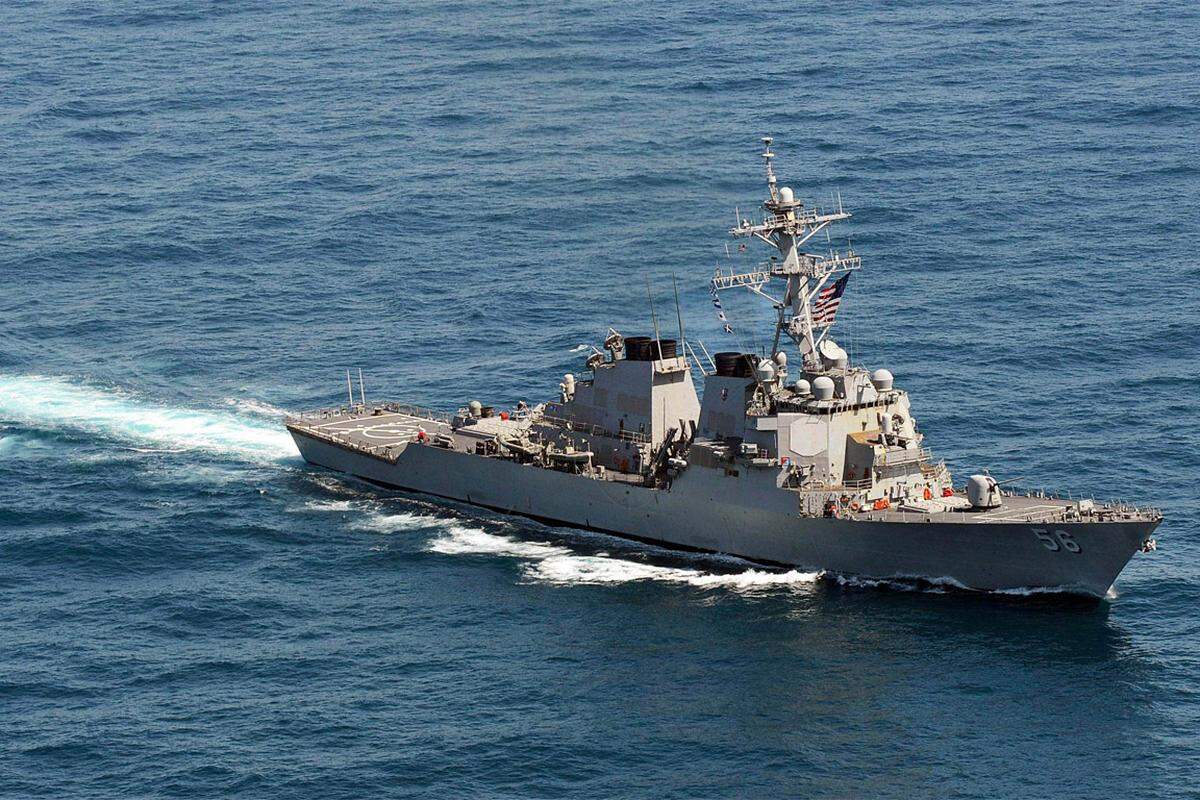 Im westlichen Pazifik haben zwei US-Zerstörer, die USS Decatur und die USS McCain, Stellung bezogen.