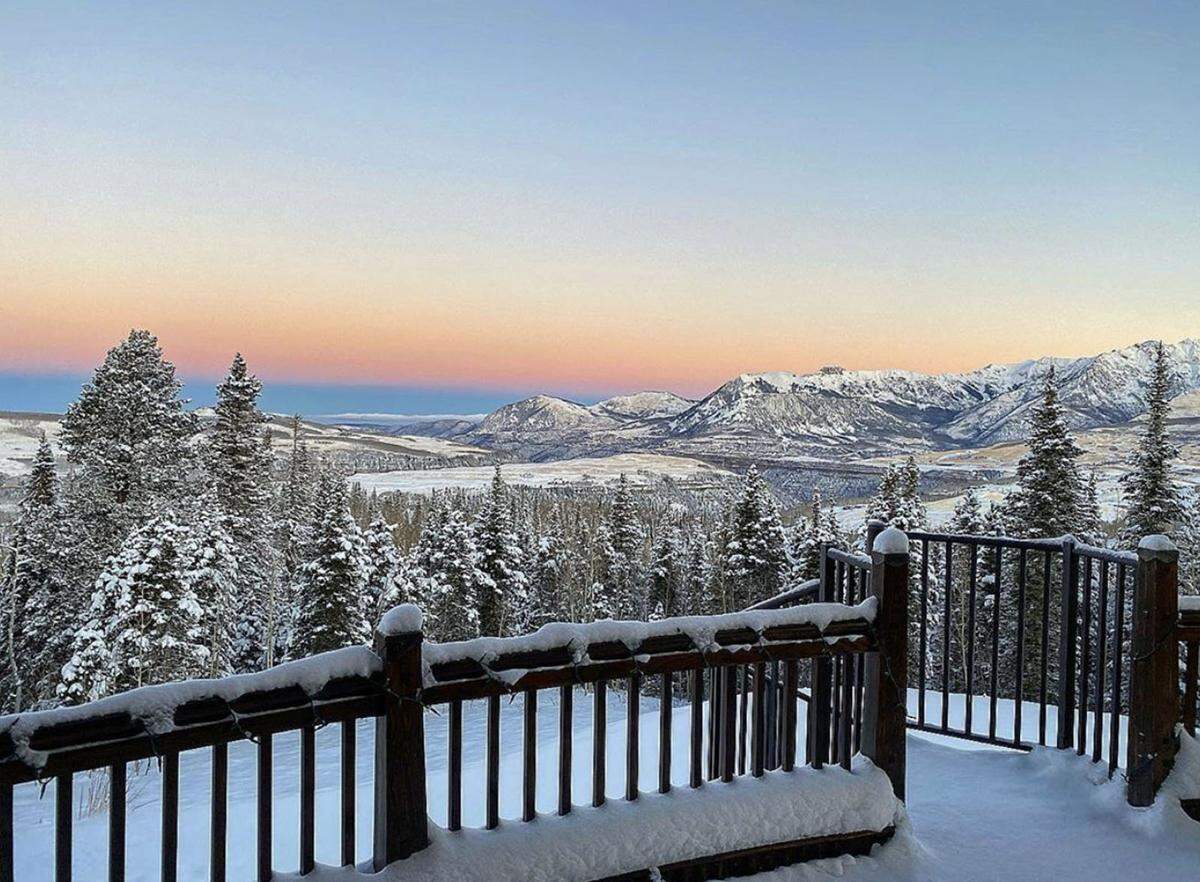 Das Anwesen, das einen wunderschönen Blick auf die Bergwelt Colorados freigibt, befindet sich in der Nähe von Telluride. Addams-Family-Flair sucht man hier vergeblich, vielmehr sieht das Anwesen wie eine Ski-Lodge aus.