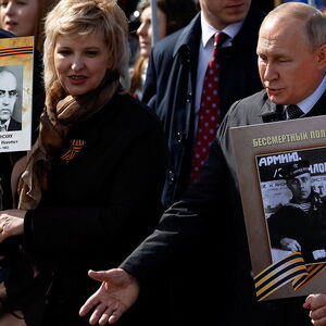 Ehrung der Veteranen. Putin mit einem Bild seines Vaters, der im Zweiten Weltkrieg gekämpft hat.