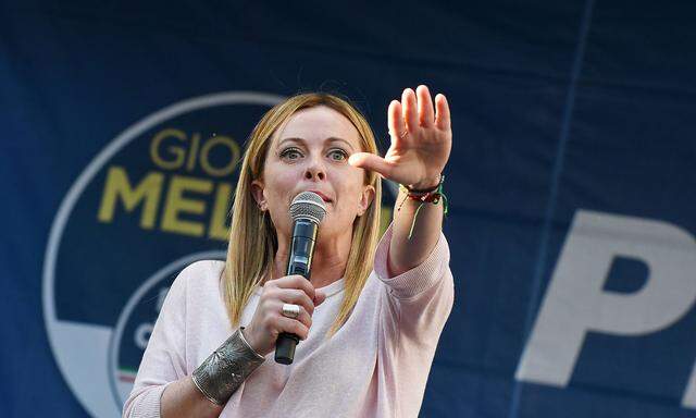 News Bilder des Tages Giorgia Meloni electoral manifestation in Caserta Giorgia Meloni, leader of Fratelli d Italia righ