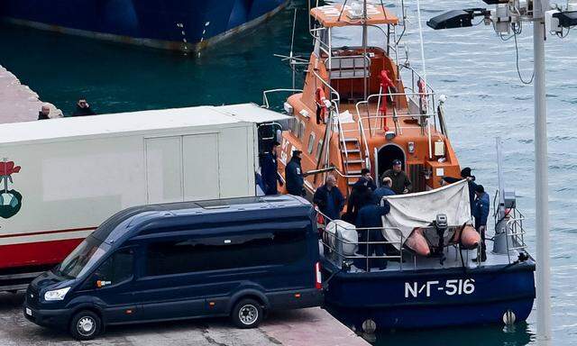 Die Bergungsarbeiten der griechischen Küstenwache dauern an.