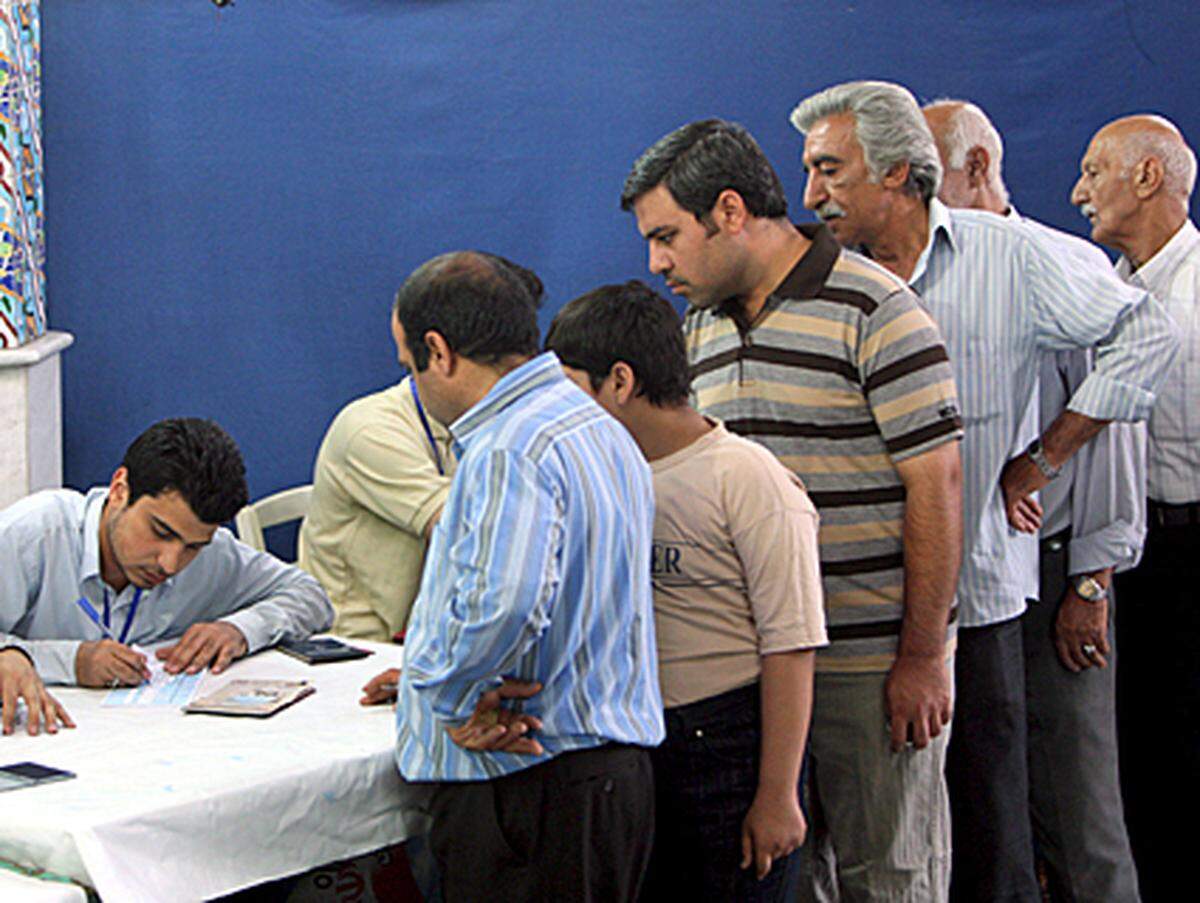 Die Wahlbeteiligung war bereits in den ersten Stunden enorm, vor den meisten Wahllokalen bildeten sich lange Schlangen. Viele internationale Beobachter sehen darin einen Vorteil für Moussavi. Zwar genießt Amtsinhaber Ahmadinejad die Unterstützung der konservativen geistlichen Führung des Landes, Moussavi kann aber Intellekutelle, Schriftsteller, Künstler und Regisseure zu seinen Befürwortern zählen. Auch Ex-Präsident Kathami gab eine Wahlempfehlung für ihn ab.