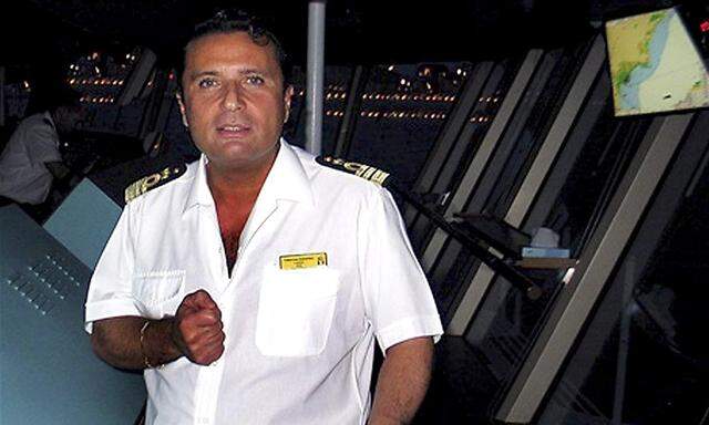 Als er noch ein Kapitän war: Francesco Schettino auf der Brücke der Costa Concordia.