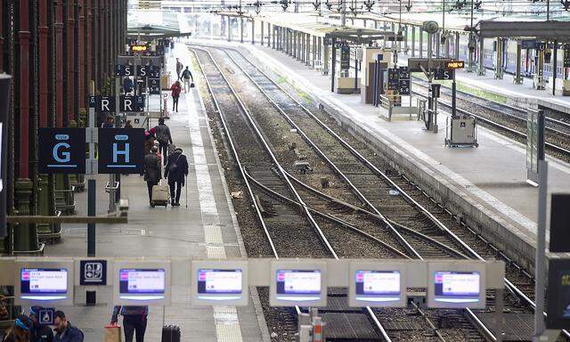 Vue Generale de la Gare de Lyon pendant les departs des fetes de fin d annee NEWS : Manifestation des Cheminots - Paris